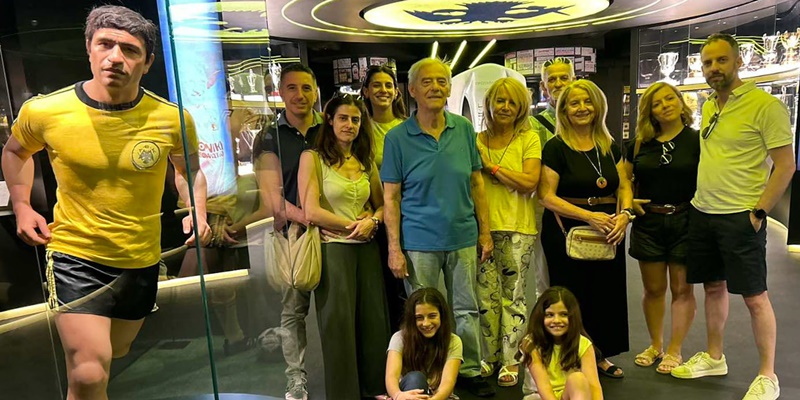 Ο Νίκος Χρηστίδης και η οικογένεια του Μίμη Παπαϊωάννου επισκέφτηκαν το Μουσείο Ιστορίας της ΑΕΚ (pic)