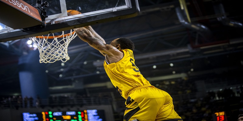 Με Ρεϊζόν Τάκερ στην εξάδα η Βασίλισσα, εκτός ο Κουζμίνσκας