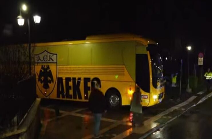 Θερμή υποδοχή του κόσμου της ΑΕΚ κατά την άφιξη της αποστολής στην Τρίπολη (vid)