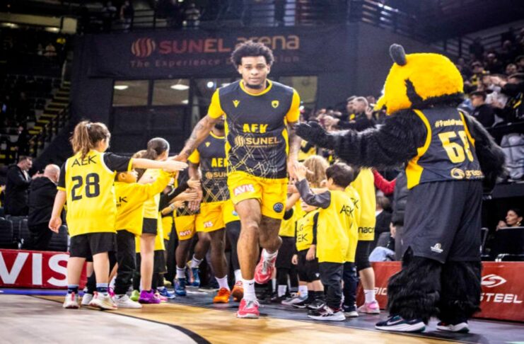 Μπράουν: «Το να βρίσκεσαι στο ποδοσφαιρικό γήπεδο της ΑΕΚ ήταν το… κάτι άλλο – Ο κόουτς Σάκοτα κάνει εκπληκτική δουλειά»