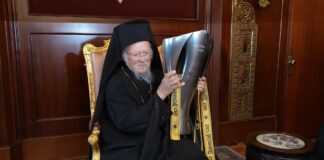Το τρόπαιο της Πρωταθλήτριας ΑΕΚ στο Φανάρι (vid)
